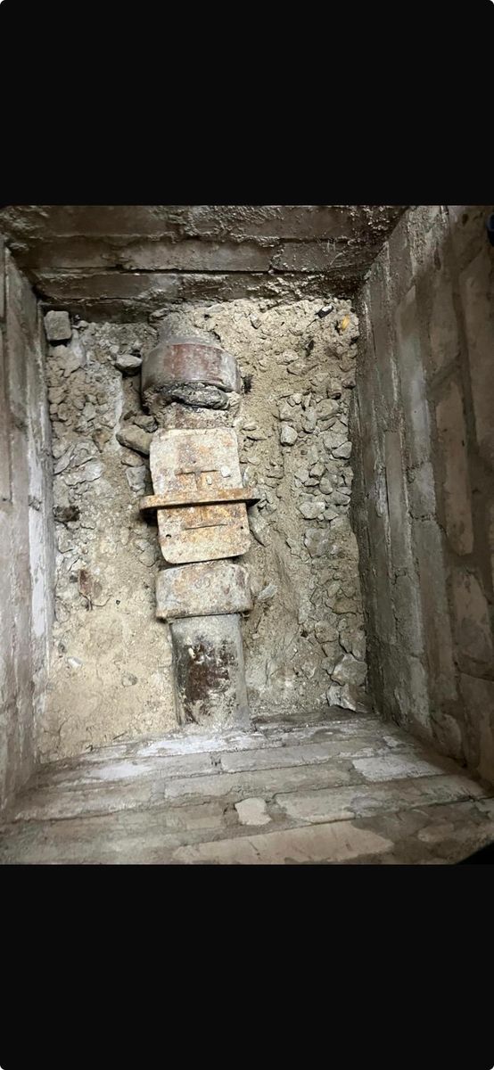 Verschmutzte Reinigungsöffnung vor der Spülung